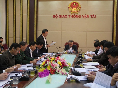 Phó Chủ tịch chuyên trách Ủy ban ATGT Quốc gia Khuất Việt Hùng báo cáo kết quả thực hiện nhiệm vụ đảm bảo ATGT thời gian qua.